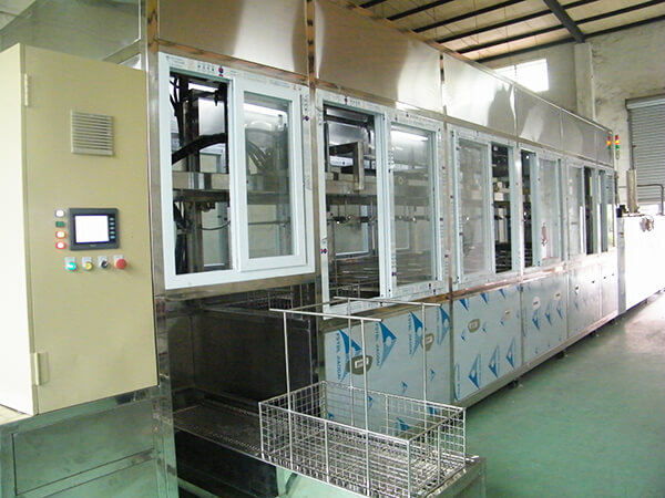 超聲波清洗機為徹底清洗汽車零部件提供了一種高效且有效的方法?！　∑囍圃?、裝配和維修的零件在使用前必須清洗。制造中使用的新零件很少受到嚴(yán)重污染，但即使是這些零件也可能有加工化合物、金屬污染或車間污垢的痕跡。用于裝配和維修的零件通常有大量的碳